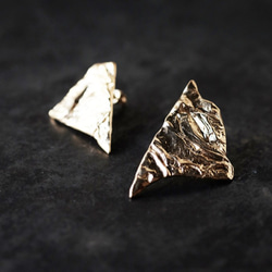 シワの三角ピアス（gold） 6枚目の画像