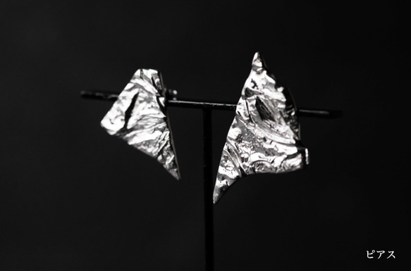 シワの三角ピアス (silver) 1枚目の画像