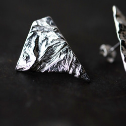 シワの三角ピアス (silver) 5枚目の画像