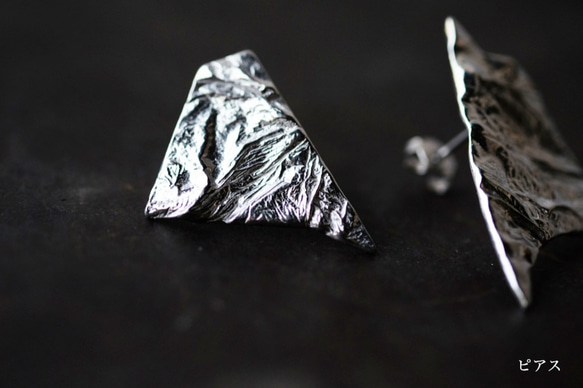 シワの三角ピアス (silver) 5枚目の画像