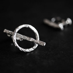 浮遊する輪のイヤリング（silver） 2枚目の画像