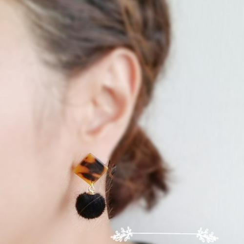 べっ甲×ファーボールピアス/イヤリング ピアス（その他） -PREFERITO 