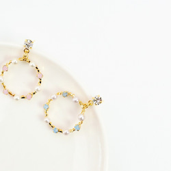 珍珠花環 耳環 <藍粉一對> 第2張的照片