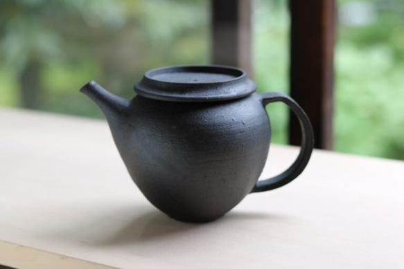 黒鉄釉 ポット（丸型）陶芸作家 小野俊 ポット・急須 potter shun ono