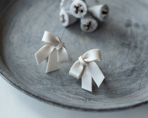 くたくたリボンピアス/イヤリング / パール白 イヤリング