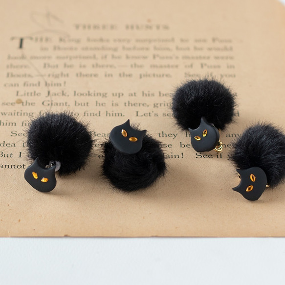 猫とpompomのピアス・イヤリング（黒） 2枚目の画像
