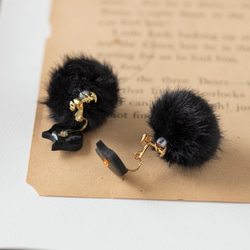 猫とpompomのピアス・イヤリング（黒） 3枚目の画像