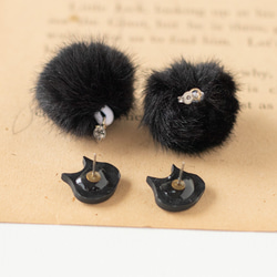 猫とpompomのピアス・イヤリング（黒） 4枚目の画像