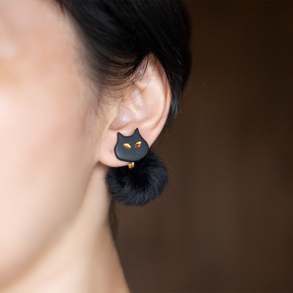 猫とpompomのピアス・イヤリング（黒） 5枚目の画像