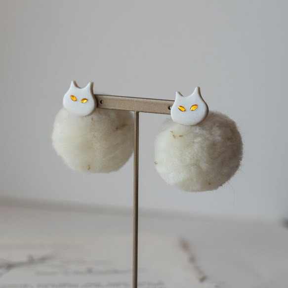 ［数量限定］2way 猫とpompomのピアス/イヤリング（白） 2枚目の画像