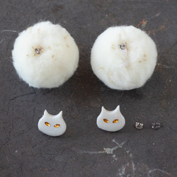 ［数量限定］2way 猫とpompomのピアス/イヤリング（白） 3枚目の画像