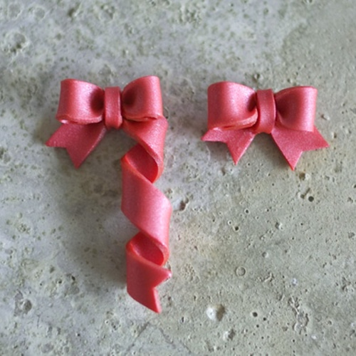 くるくるリボンピアス/イヤリング（赤） ピアス（スタッド・一粒