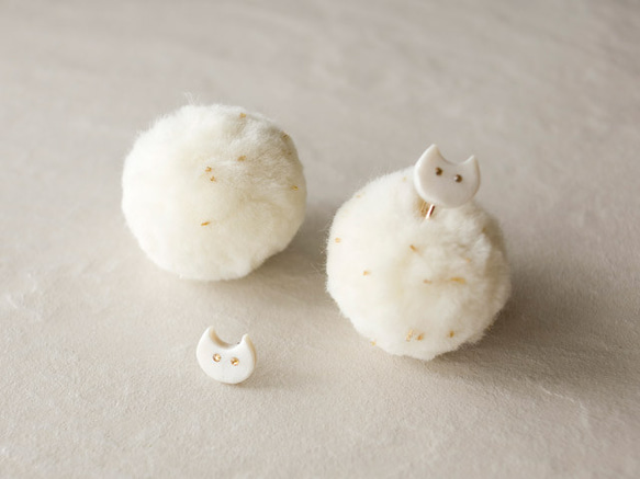 猫とpompomのピアス/イヤリング（白） 1枚目の画像
