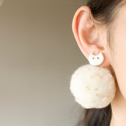 貓與蓬蓬毛球・耳針/耳夾式耳環（白） 第3張的照片