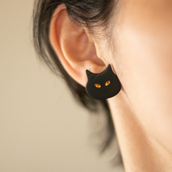 2way： L尺寸 貓與蓬蓬毛球・耳針/耳夾式耳環（黑） 第2張的照片