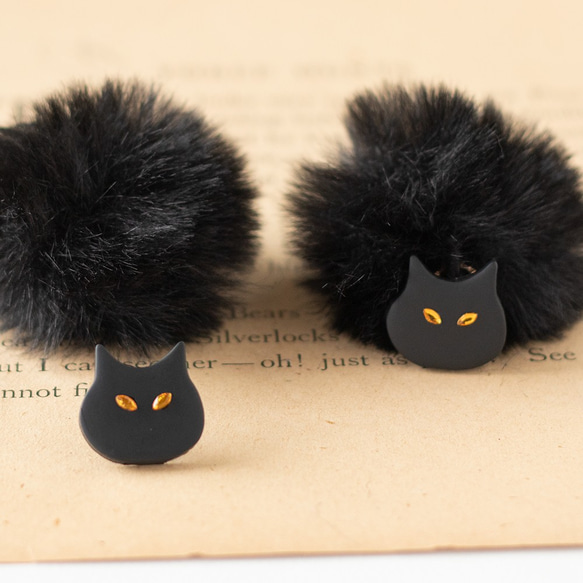 2way： L尺寸 貓與蓬蓬毛球・耳針/耳夾式耳環（黑） 第4張的照片