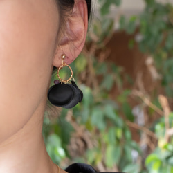 Petal Fringe Earrings / black 第2張的照片