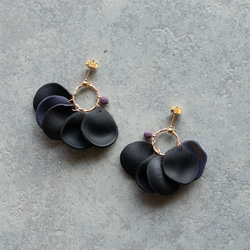 Petal Fringe Earrings / black 第3張的照片