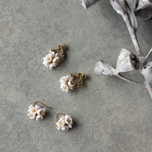 14KGF：小花束耳環/耳環/白色 第3張的照片