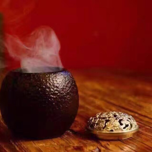 文玩雅物，三足老鑄鐵香爐白銅雲紋蓋頂，可把玩可陳列茶盤書房等