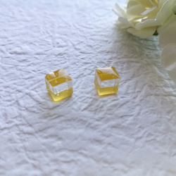 215.Cube pierced earrings（イエロー） 1枚目の画像