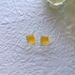 215.Cube pierced earrings（イエロー） 2枚目の画像