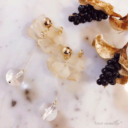 花びらピアス(イヤリング)*beige ピアス（その他） coco vanilla 通販 