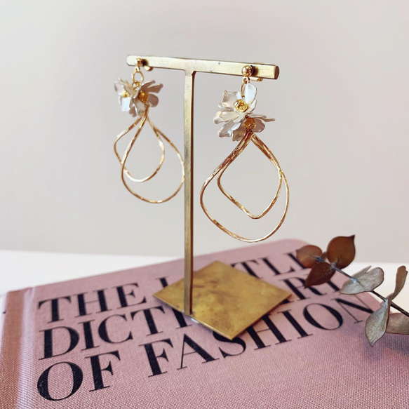 *coco vanilla*白銀flower ×  ひねりフープピアス(イヤリング)* 1枚目の画像