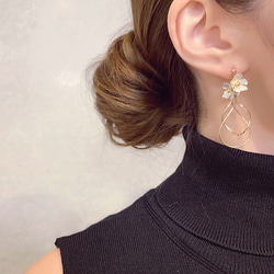 *coco vanilla*白銀flower ×  ひねりフープピアス(イヤリング)* 2枚目の画像