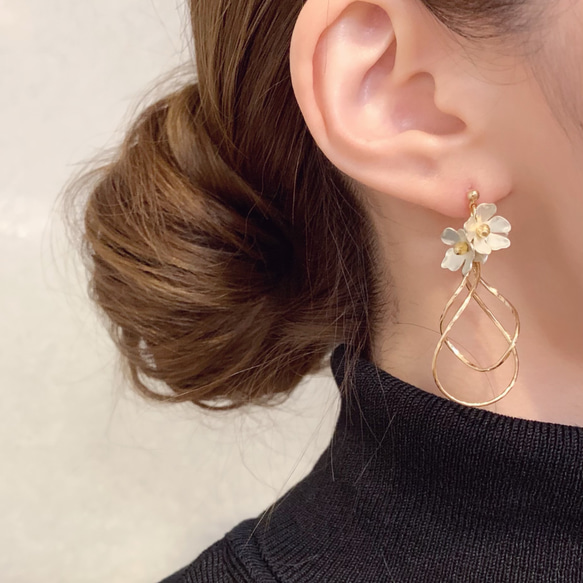 *coco vanilla*白銀flower ×  ひねりフープピアス(イヤリング)* 3枚目の画像