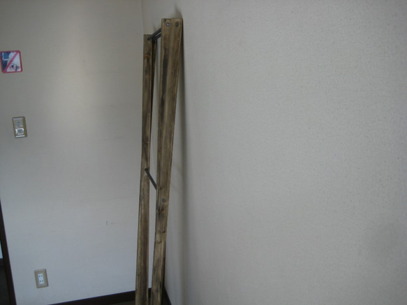 木と鉄筋の折りたたみハンガーラック　ウォルナット　受注制作 3枚目の画像