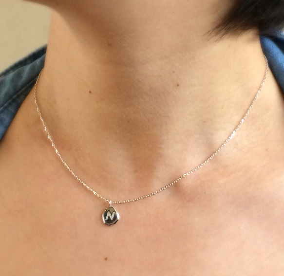 silver initial necklace 4枚目の画像