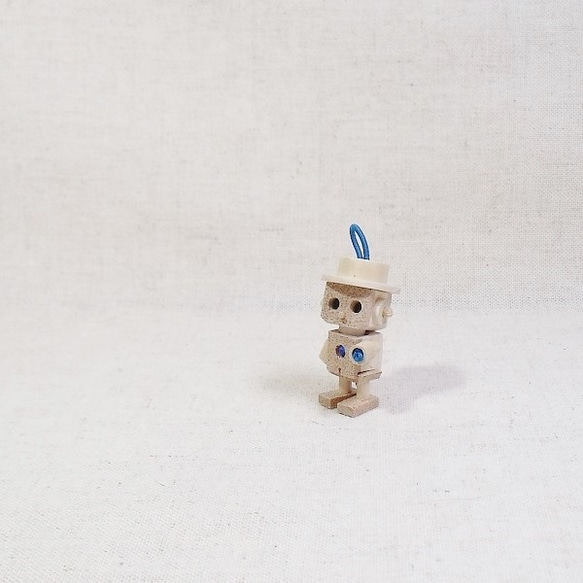 帽子baby君（青）木製アクセサリー 1枚目の画像