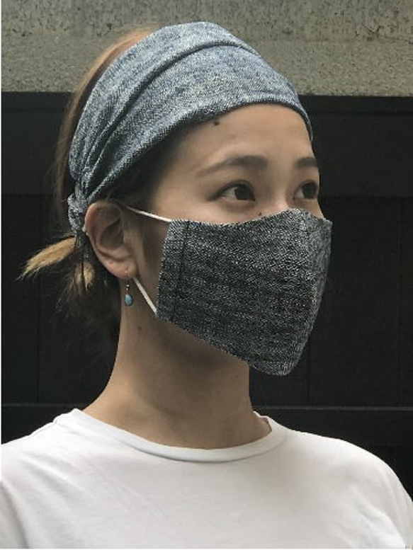 お揃いのマスクとヘアバンド　Shokuの布を使用（藍染） 2枚目の画像