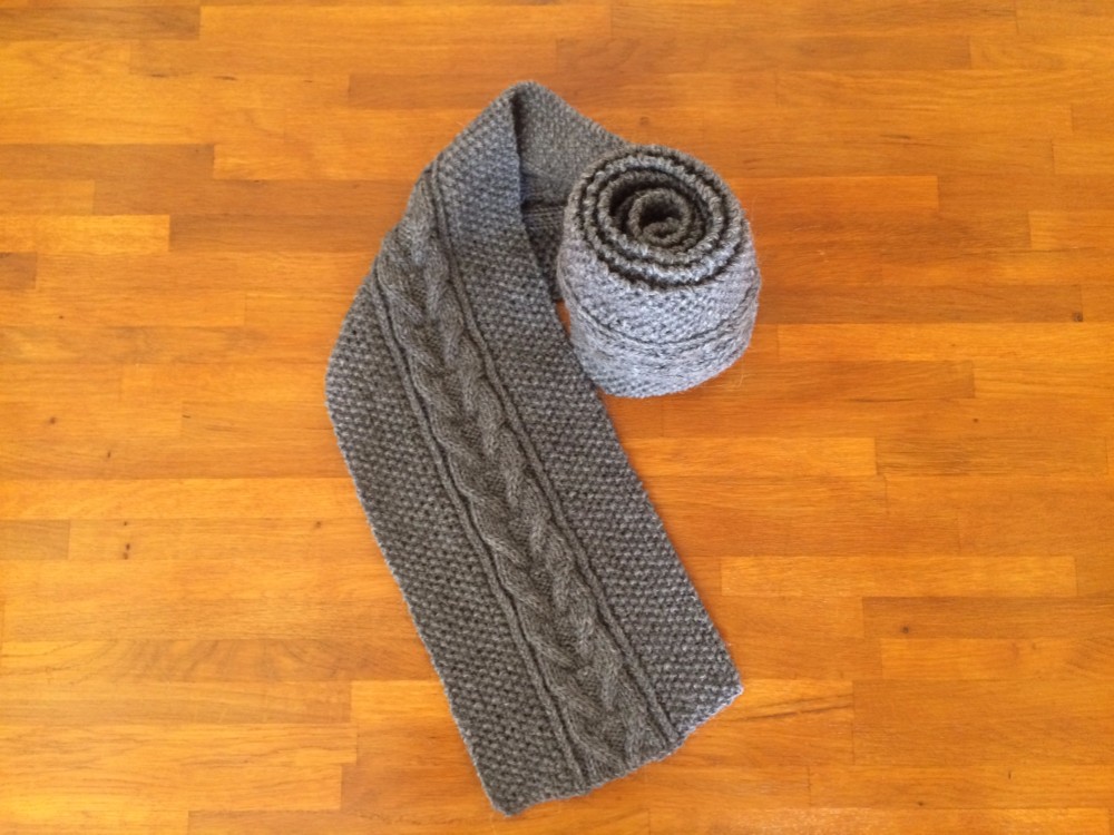 シンプルなケーブル編みマフラー《受注製作です》