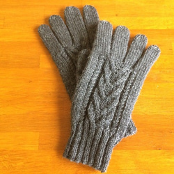 シンプルなケーブル編み手袋《受注製作です》 1枚目の画像