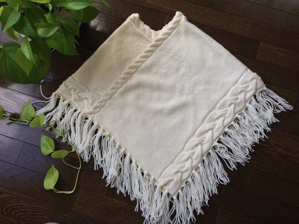 ケーブル模様のポンチョ《受注製作です》 37,000円