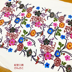 紅型　古典柄　菊蕨手草花文様Tシャツ 3枚目の画像