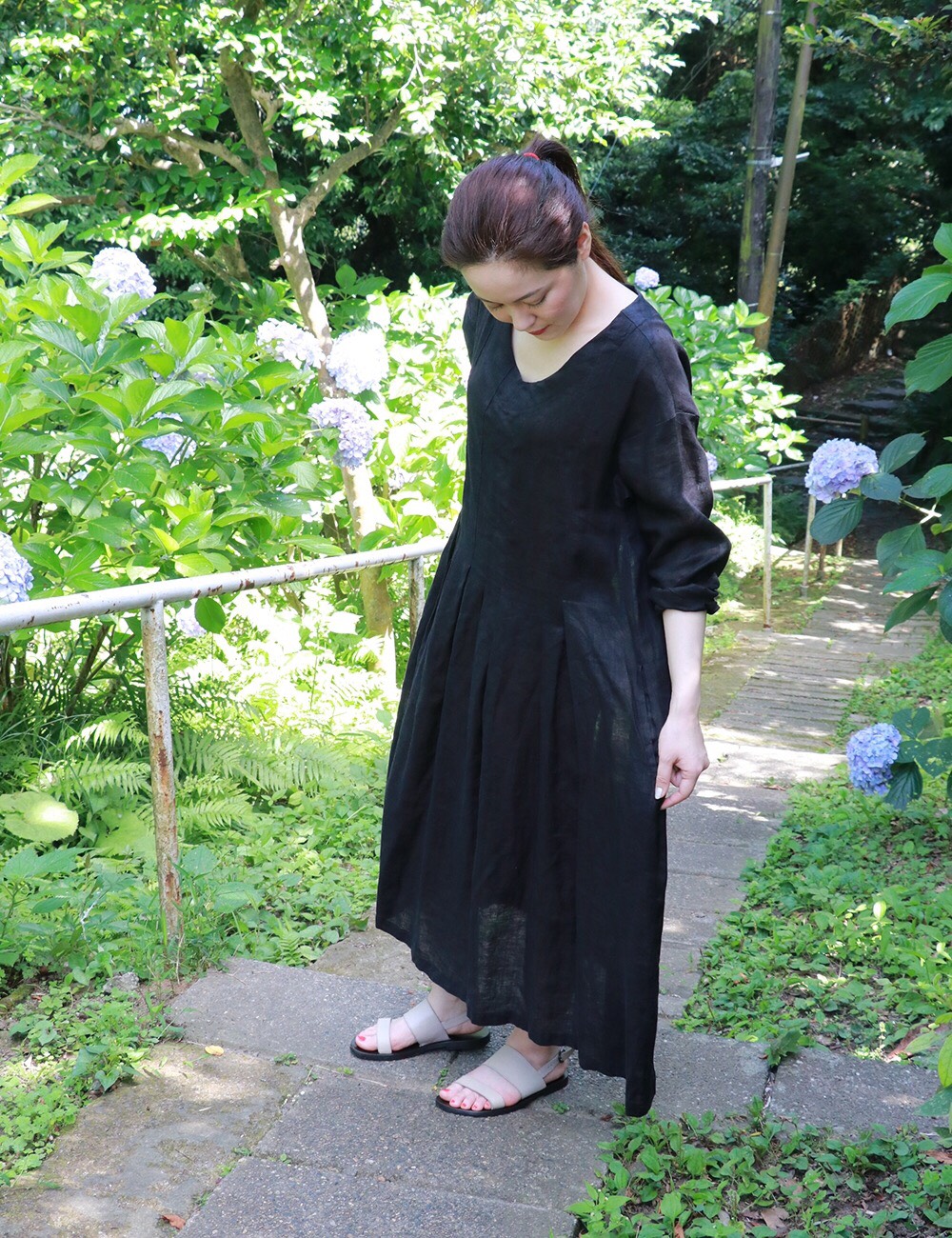 ブラックリネンのタックワンピース