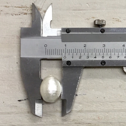 【50個】上質 コットンパール 1.0mm たまご型 両穴あり 3枚目の画像