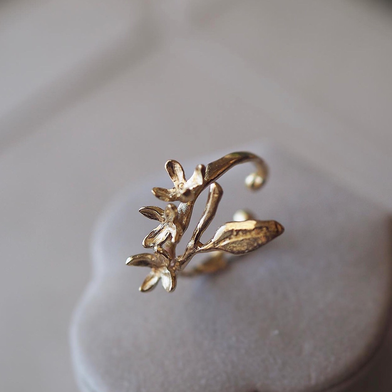 花を纏う＊手仕事で作るキンモクセイ(金木犀)・真鍮イヤーカフ