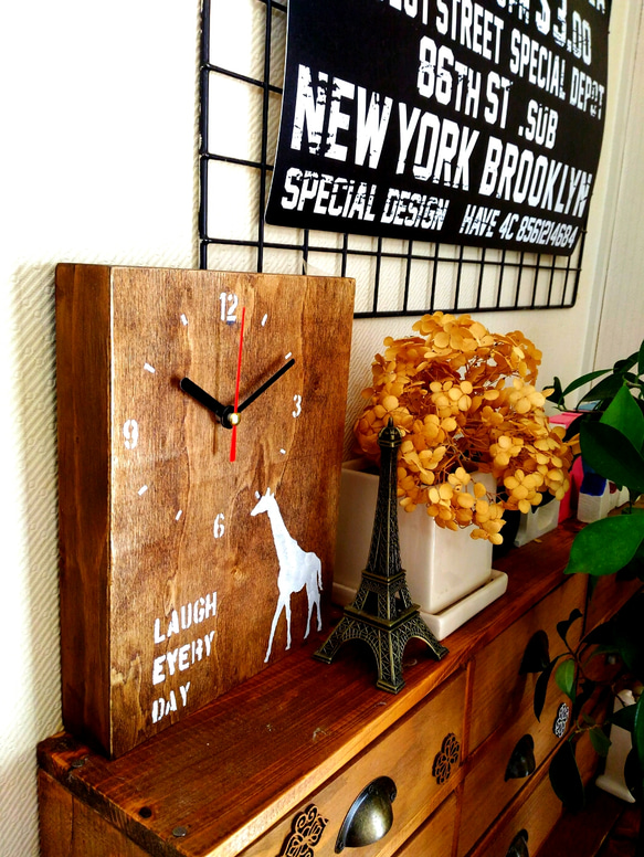 掛時計 キリン柄 シルエット 木製 2枚目の画像