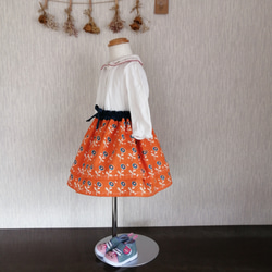 オレンジ色のギャザースカート　ハロウィン　北欧　花柄 3枚目の画像
