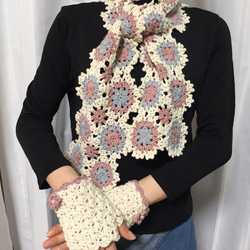 お花モチーフのマフラー&松編みのハンドウォーマー 3枚目の画像