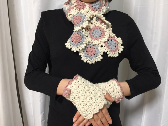 お花モチーフのマフラー&松編みのハンドウォーマー 4枚目の画像