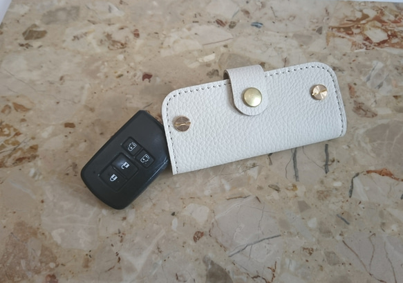 カブセ付き キーケース(本革) スマートキーと家の鍵が入るキーケースオーダー専用 2枚目の画像