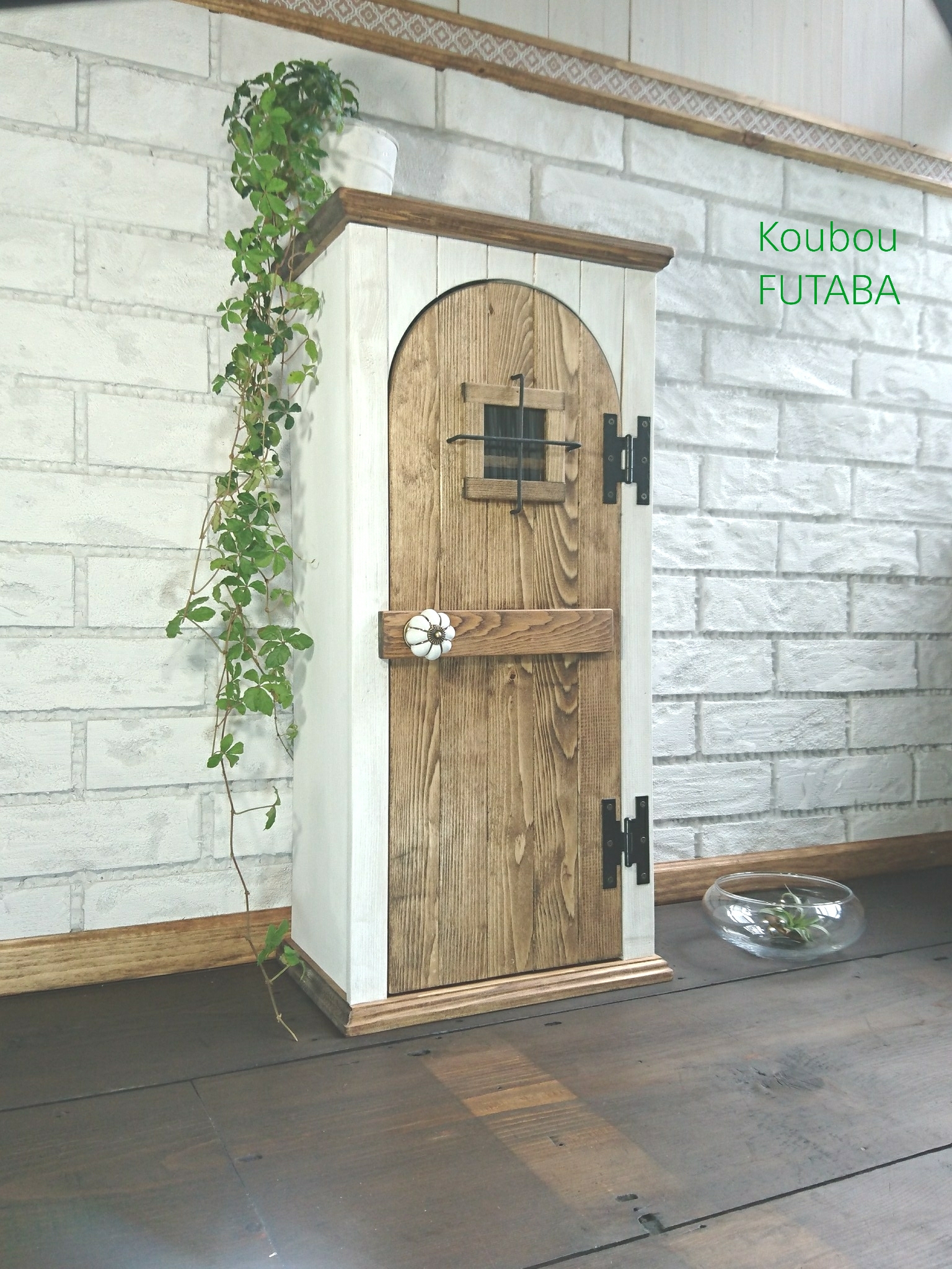 【1点のみ】アンティークの扉のようなキャビネット　試作デザインのためお値引き 1点のみ】アンティークの扉のようなキャビネット 試作デザインの