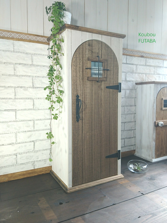 ヨーロッパの扉のようなキャビネット 1点のみ 微キズありのため値引き】