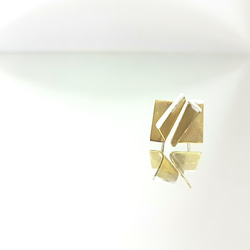 方形不對稱白色飾邊黃銅耳環（中性） 第1張的照片