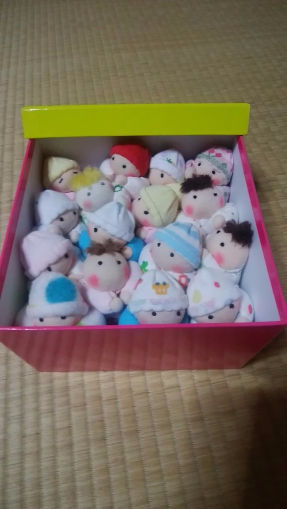 赤ちゃん人形の箱詰め(16個入り）　送料無料 1枚目の画像